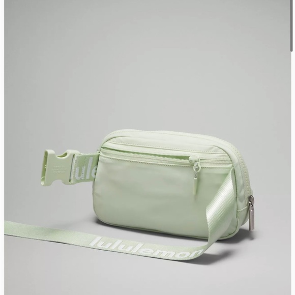 NEW LULULEMON EVERYWHERE BELT BAG KOHLRABI GREEN/WHITE - Picture 4 of 8